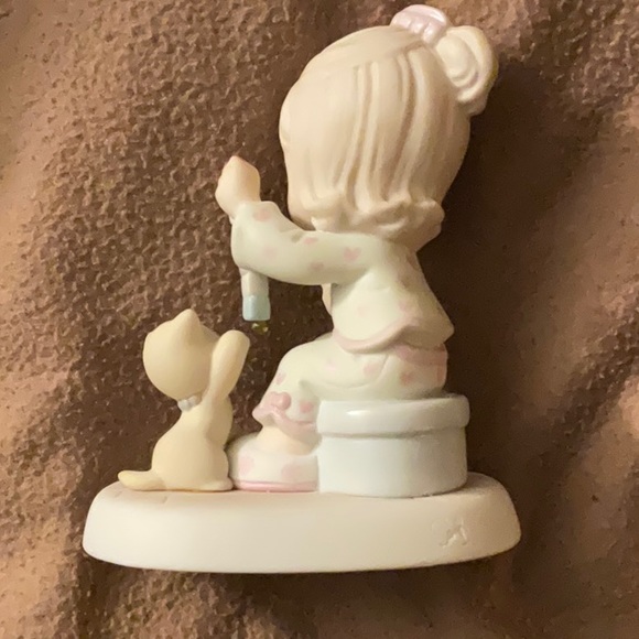 Precious Moments little girl with cat - Picture 2 of 7